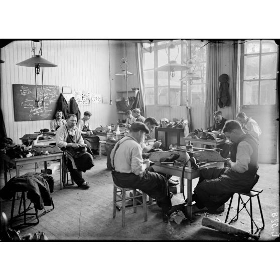 Paris. Office départemental des mutilés. Rue du Puit de l'Hermite. Atelier des cordonniers. [légende d'origine]