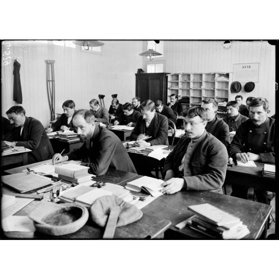 Paris. Office départemental des mutilés. Rue du Puit de l'Hermite. Salle d'étude des comptables. [légende d'origine]