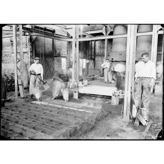 Cherbourg. Usine Simon Frères. Coulée des lingots. [légende d'origine]