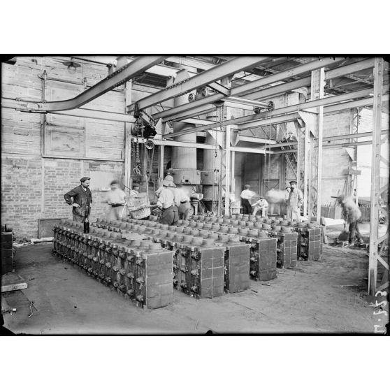 Cherbourg. Usines Simon Frères. Fabrique d'obus et de matériel de guerre. La coulée des obus de 95 FA. [légende d'origine]