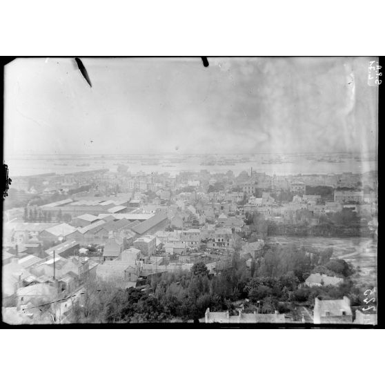 Cherbourg. Vue panoramique de la ville et du port de commerce. Vur prise du fort du Roule. [légende d'origine]