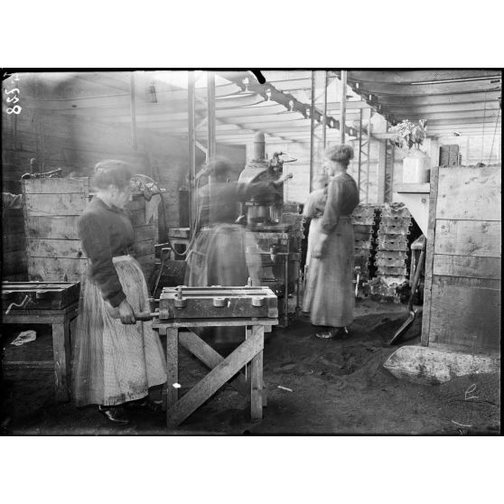 Cherbourg. Usines Simon Frères.Fabrique d'obus et de matériel de guerre. Fabrication des moules pour obus de 95 FA. [légende d'origine]