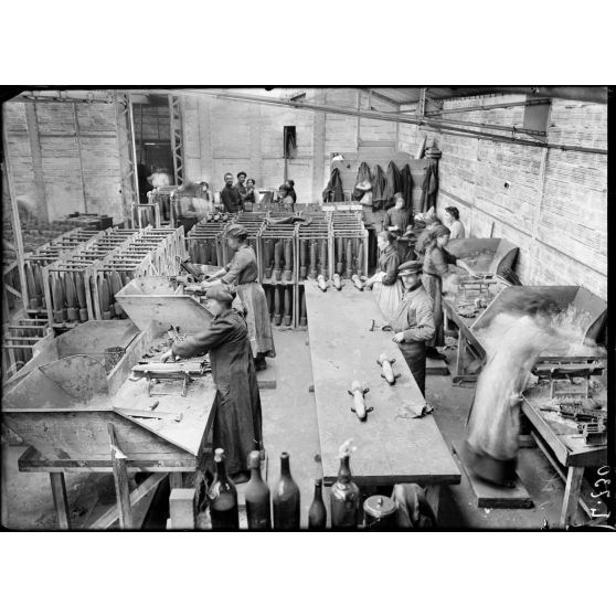 Cherbourg. Usines Simon Frères. Fabrication des noyaux pour le moulage des obus de 95. [légende d'origine]