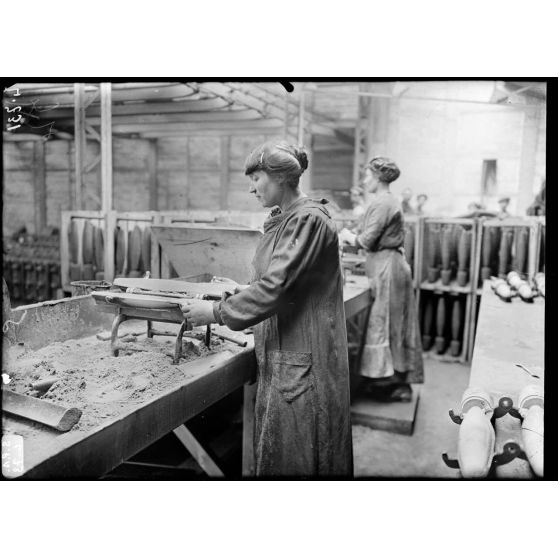 Cherbourg. Usines Simon Frères. Fabrication des noyaux pour le moulage des obus de 95. [légende d'origine]