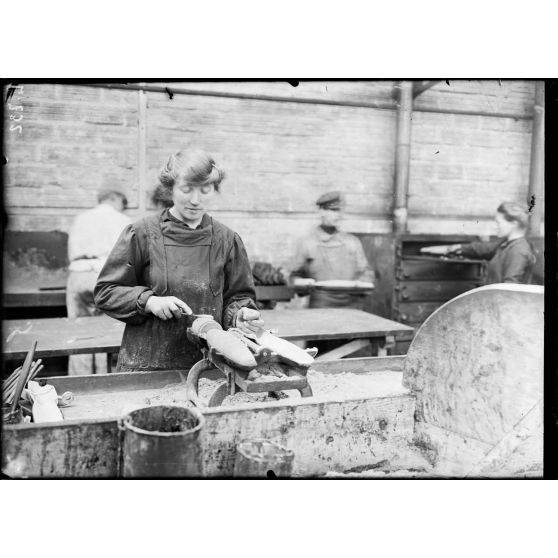 Cherbourg. Usines Simon Frères. Fabrication d'obus et de matériel de guerre. Fabrication des noyaux pour le moulage des obus de 95. [légende d'origine]