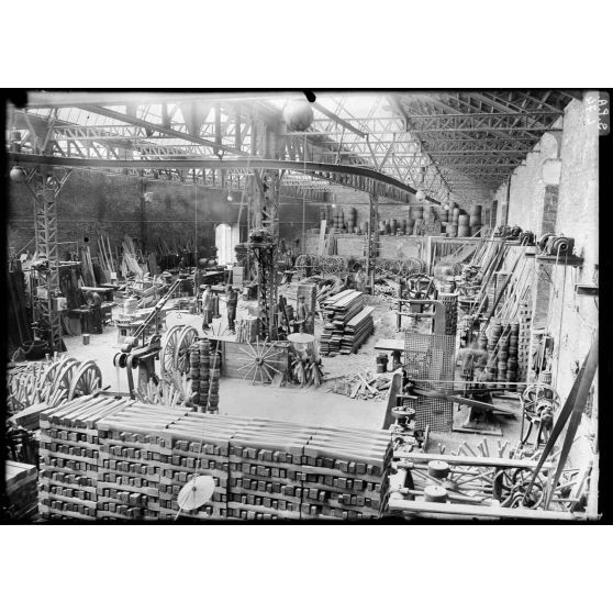 Cherbourg. Usines Simon Frères. Atelier de fabrication de roues de voiture. [légende d'origine]