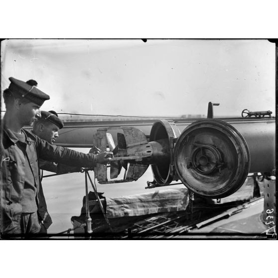 En mer. A bord du torpilleur 340. Chargement du tube lance-torpilles. Réglage des gourvernails avant la fermeture du tube. (la charge de poudre fixée dans le culot du tube). [légende d'origine]