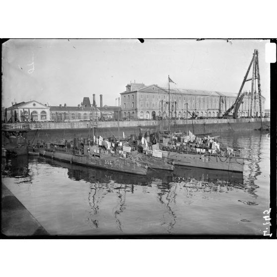 Arsenal de Cherbourg. La base de torpilleurs. La flotille faisant la police de la rade. [légende d'origine]