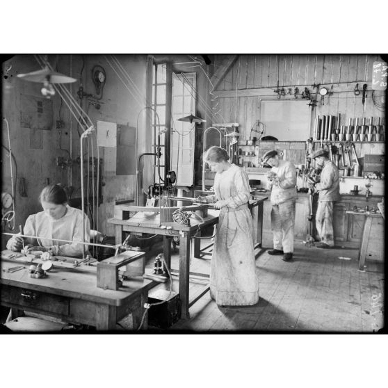 Arsenal de Cherbourg. Atelier de réglage de torpilles automobiles par l'appareil Obry et le gyroscope à air. [légende d'origine]