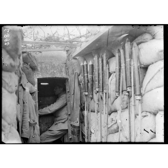 Bois S-40. Dans la région entre la ferme de Navarin et la Butte de Souain. En 1ere ligne, coupole blindée pour guetteur et fusées d'alarme. [légende d'origine]