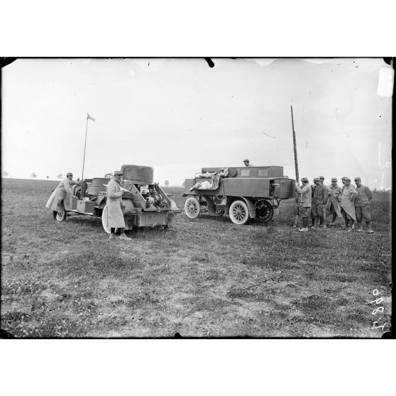 Ferme Vadenay. Prise de photographies aériennes par cerf volant. Le treuil automobile et la voiture de photographie aérienne. [légende d'origine]