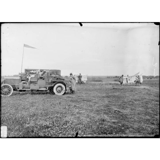 Ferme Vadenay. Prise de photographies aériennes par cerf volant. Montage des cerfs volants. [légende d'origine]