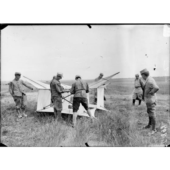 Ferme Vadenay. Prise de photographies aériennes par cerf volant. Montage d'un cerf volant (détail). [légende d'origine]