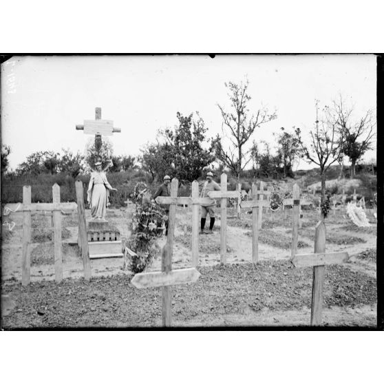 Massiges. Marne. Cimetière militaire. Au centre, la Vierge de l'église. [légende d'origine]