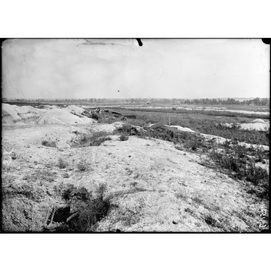 Près la ferme des Wacques. Marne. Fausse batterie de 155, en bois, détruite par les artilleurs français, après son repérage par les avions allemands. [légende d'origine]