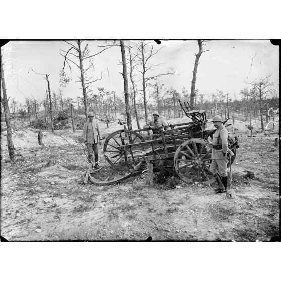 Région de Perthes. Bois des Troglodytes. Au 1e plan, charriot d'artillerie français retrouvé dans les lignes allemandes après l'attaque de la compagnie. [légende d'origine]