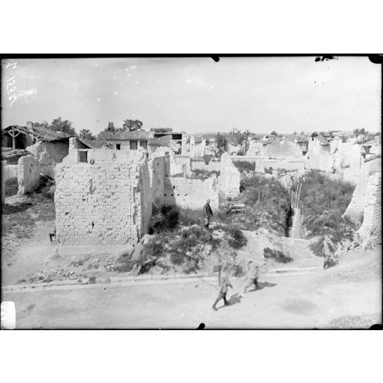 Prosnes. Marne. Le village détruit. Boyau dans les ruines. [légende d'origine]