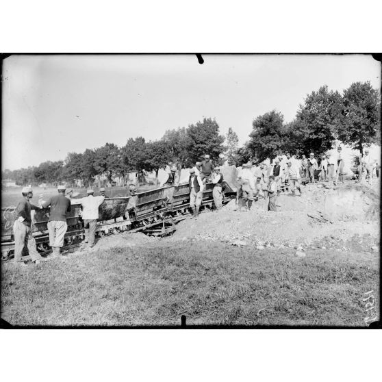 Près de Châlons-sur-Marne. Construction d'une voie ferrée du camp de Mailly à Saint-Hilaire-le-Grand. Wagonnets sur Decauville apportant la terre. [légende d'origine]