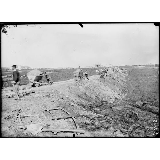 Près de Châlons-sur-Marne. Construction d'une voie ferrée du camp de Mailly à Saint-Hilaire-le-Grand. Le remblai. [légende d'origine]