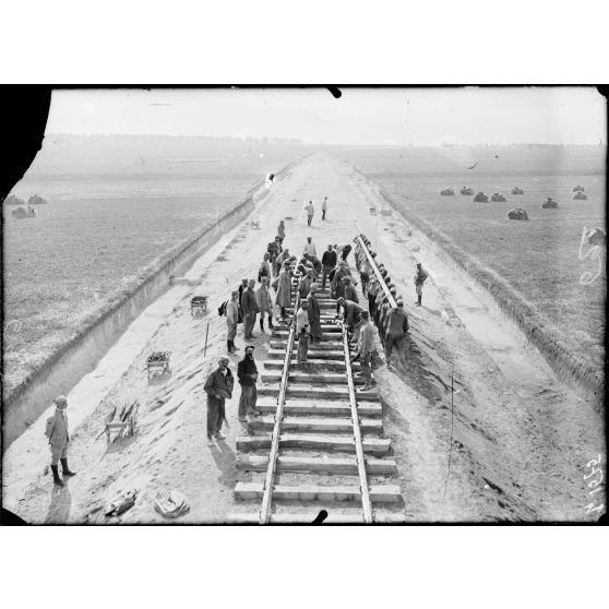 Près de Châlons-sur-Marne. Construction d'une voie ferrée du camp de Mailly à Saint-Hilaire-le-Grand. Pose des rails. [légende d'origine]