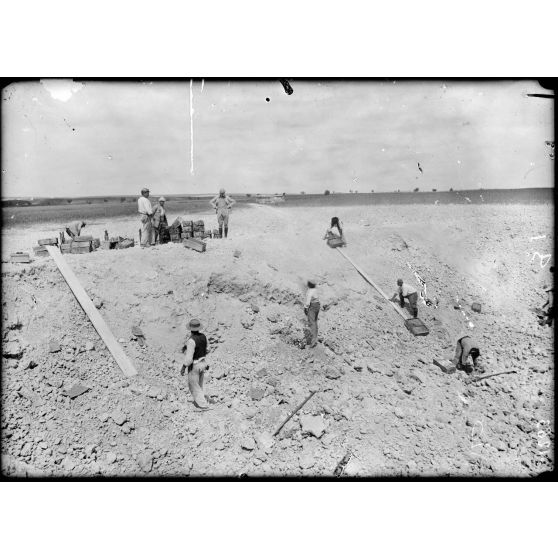 Près de Voilemont, Marne, destruction de grenades et bombes détériorées. [Légende d'origine]