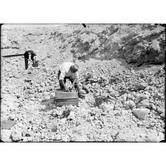 Près de Voilemont, Marne, destruction de grenades et bombes détériorées. [Légende d'origine]