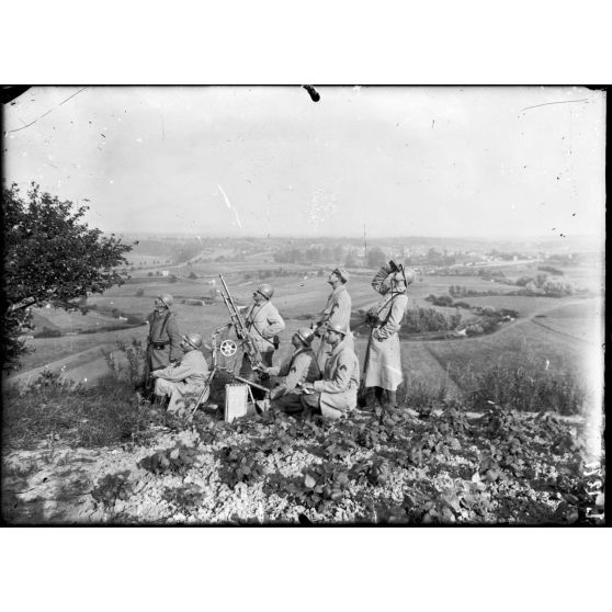 Près de La Neuville-au-Pont. Mitrailleuse contre avions de la 57e compagnie d'aérostiers. [Légende d'origine]