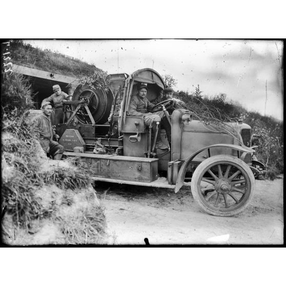 Près de La Neuville-au Pont. Le treuil automobile d'un ballon d'observation. [légende d'origine]