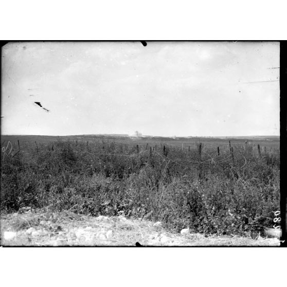 Région de Ville-sur-Tourbe (Marne). Vue prise de l'observatoire du Calvaire - Cote 142 - Éclatement d'obus sur les lignes allemandes. [Légende d'origine]