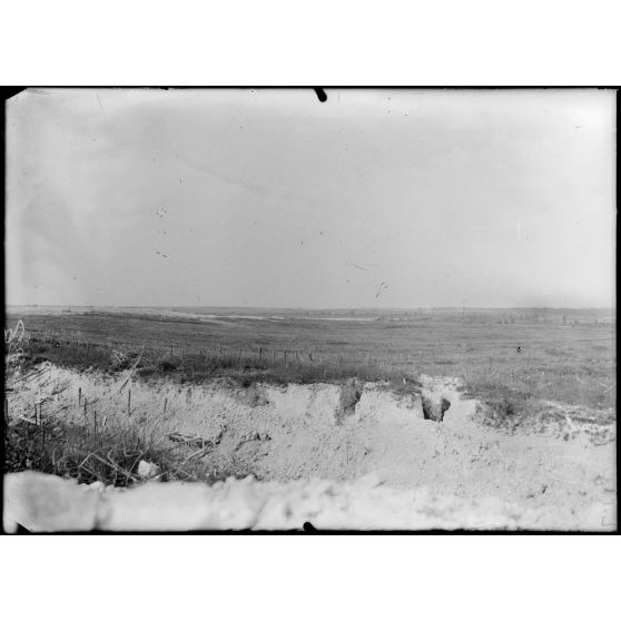 Panorama des lignes allemandes et de l'étang de Ville-sur-Tourbe pris de l'observatoire du Calvaire - Cote 142. [Légende d'origine]