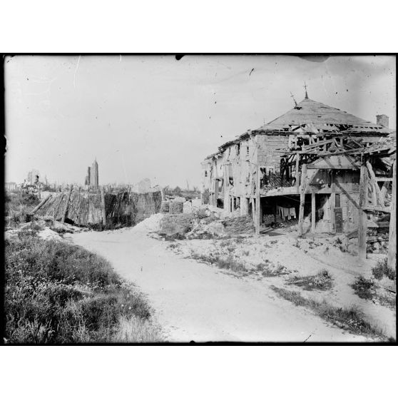 Ville-sur-Tourbe (Marne). Ruines et barricades. [Légende d'origine]