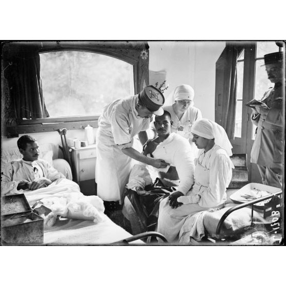 Carrières-sous-Bois (Seine-et-Oise). Hôpital militaire des troupes africaines. Pavillon finlandais. Docteur Viala. Pansements. [légende d'origine]