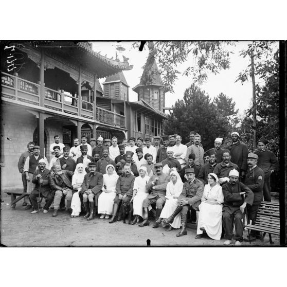 Carrières-sous-Bois (Seine-et-Oise). Hôpital militaire des troupes africaines. Les blessés et le personnel de l'hôpital. [légende d'origine]