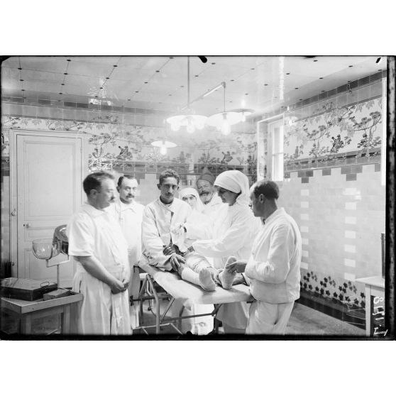 Carrières-sous-Bois (Seine-et-Oise). Hôpital militaire des troupes africaines. La table d'opération. [légende d'origine]