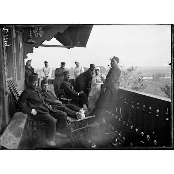 Carrières-sous-Bois (Seine-et-Oise). Hôpital militaire des troupes africaines. Le pavillon suisse donnant sur la Seine. [légende d'origine]