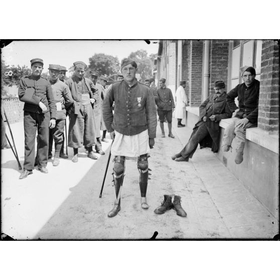 Saint-Maurice. Hôpital militaire 5 bis. Soldat Buveau amputé des 2 jambes au dessous des genoux, muni de jambes artificielles et chaussé. [légende d'origine]