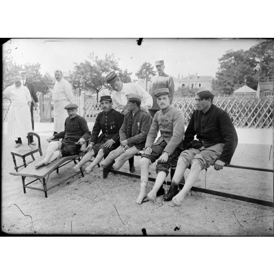 Saint-Maurice. Hôpital militaire 5 bis. Un groupe d'amputés des jambes. [légende d'origine]