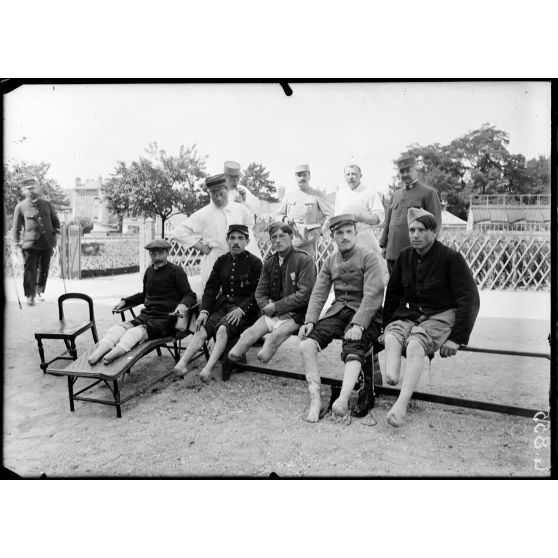 Saint-Maurice. Hôpital militaire 5 bis. Un groupe d'amputés des jambes. [légende d'origine]