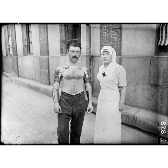 Saint-Maurice. Hôpital militaire 5 bis. Le soldat Bravais déshabillé et muni de l'appareil Deleury. [légende d'origine]