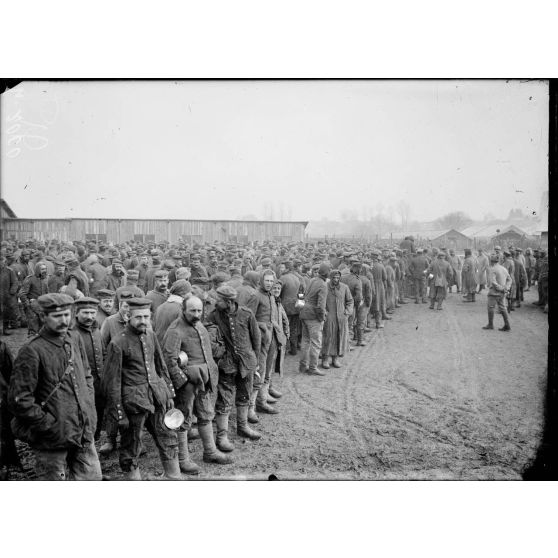 Camp de Souilly, Meuse. Prisonniers attendant la distribution de la soupe. [légende d'origine]