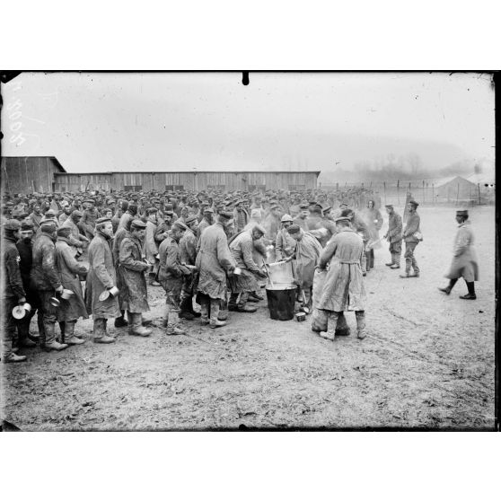 Camp de Souilly, Meuse. Distribution de la soupe aux prisonniers. [légende d'origine]