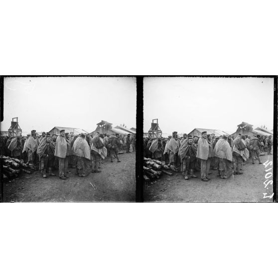 Camp de prisonniers de Souilly (Meuse). Distribution d'effets et de couvertures aux prisonniers. [légende d'origine]