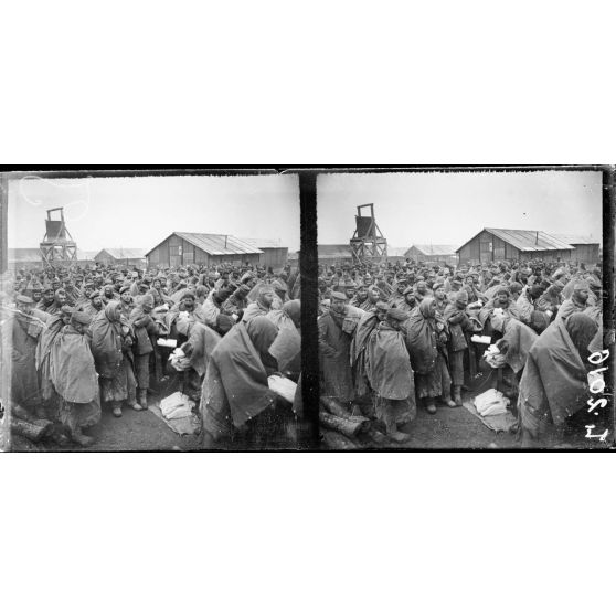 Camp de prisonniers de Souilly (Meuse). Distribution d'effets aux prisonniers. [légende d'origine]