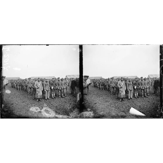 Camp de prisonniers de Souilly (Meuse). Rassemblement de prisonniers. [légende d'origine]