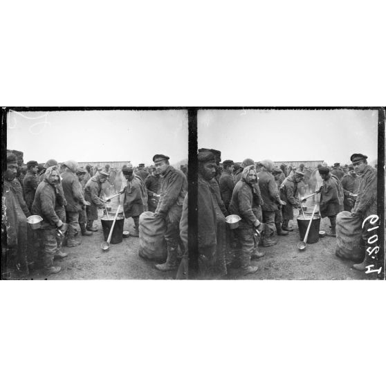 Camp de prisonniers de Souilly (Meuse). Distribution de la soupe. [légende d'origine]