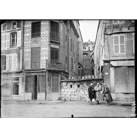 Verdun. Barricade dans une rue. [légende d'origine]