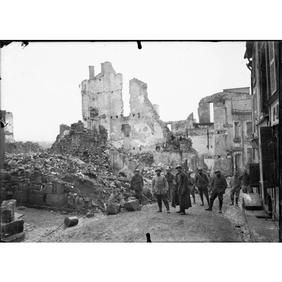 Dans les ruines de Verdun. [légende d'origine]