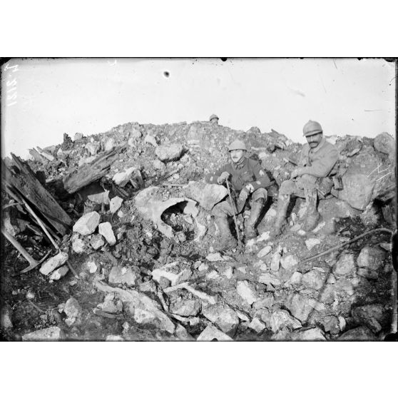 Ruines de l'église et du village de Douaumont. Capitaine Le Bris et l'opérateur de la SPA. [légende d'origine]