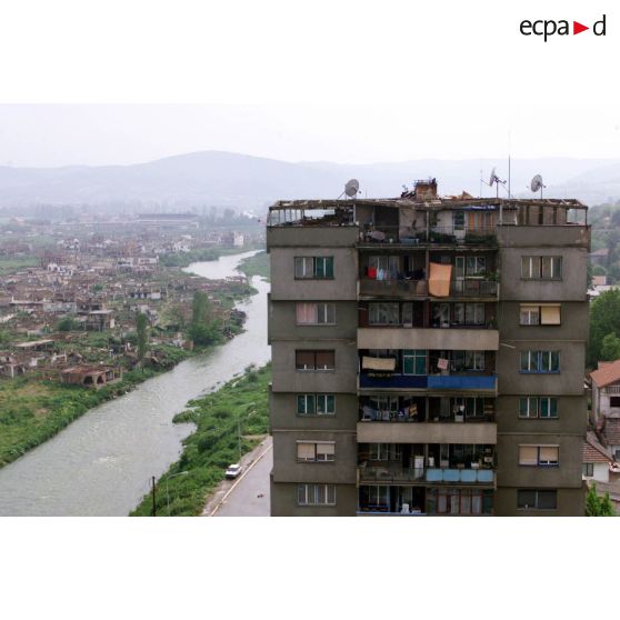 La tour ouest et le quartier Rom (Roma Mahala) détruit au bord du fleuve Ibar.