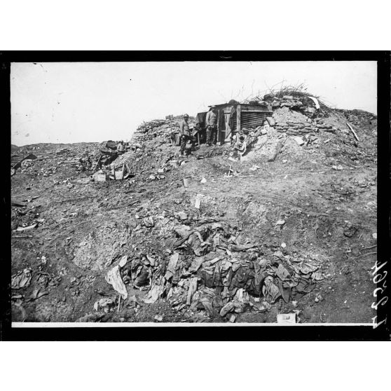 Fort de Douaumont. Le terrain avec des débris d'équipement. [légende d'origine]